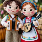 Amigurumi dolls of a couple dressed in traditional attire, with the male playing an accordion and the female holding a stringed instrument, set against a festive, decorated background with string lights.